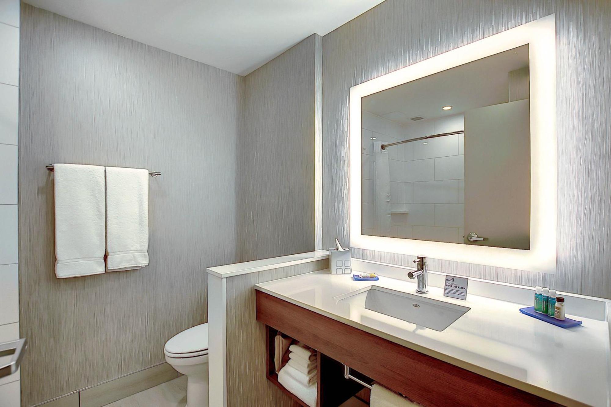 Holiday Inn Express & Suites - Calgary Airport Trail Ne By Ihg Exterior foto